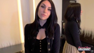 スキニーインクブルネットAshley Wolfは大きなディルドで彼女の猫とおっぱいをこすります!
