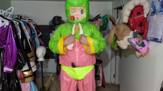 PVCレイヤーと明るい色の着ぐるみブレスプレイバイブレーター