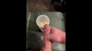 Un bodybuilder à grosse bite jouit plusieurs fois dans son shake protéiné