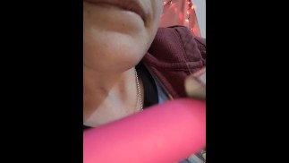 Tocando minha vibração nos meus lábios, desejando que fosse seu pau pequeno