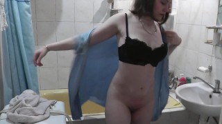 Videoclipe erótico clipe de vídeo da doce e bonita garota sexy Assol. Garota sozinha. Garota do cuzinho. Naked menina