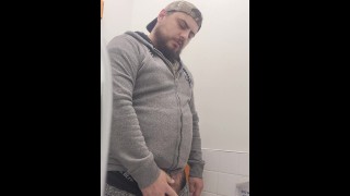 Piss w publicznej łazience