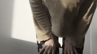 estirando leggings cameltoe