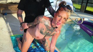 Skylar Calico бурят ее киску и покрывают спермой у бассейна