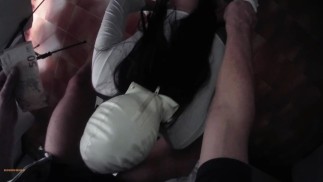 POV video van een mooie milf die geld neemt om een pijpbeurt te geven en sperma te slikken
