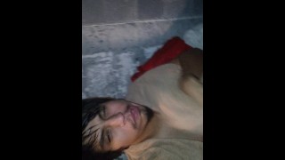 你的男孩在浴室里射精