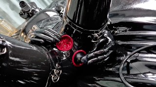 OnlyFans teaser - Combinaison en Latex avec préservatifs vaginals et anals en place !