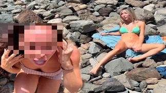 sesso e pompino in pubblico sulla spiaggia da una bionda e una mora