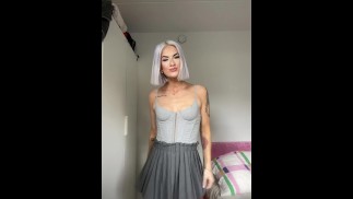 Cute sueca mostrando su nuevo atuendo