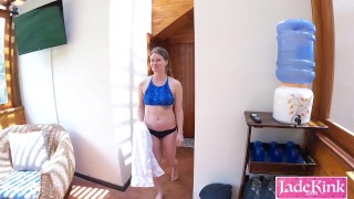 Nous nous sommes excités et baisée dans un sauna public - Vidéo de sexe de couple amateur