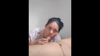 Linda esposa mamando rico