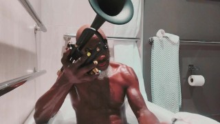 Jouer de la trompette pendant un bain chaud