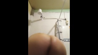Femboy shaking his ass twerk