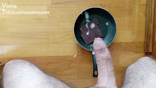 Paja rápida gimiendo alto en la cocina! Chocolate y leche espesa para el desayuno de los campeones!