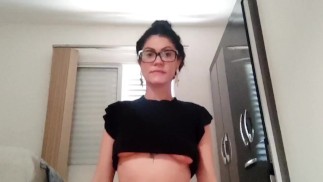 YOGA , DELICIOSA GAROTA SE ACARICIANDO AO FAZER EXERCÍCIOS