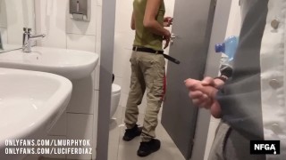 Vergón moreno destroza el culo blanco, abierto y chorreando de un macho bi en baño público