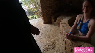 Beautiful novia Jade kink chupando una gran polla en la sauna pública
