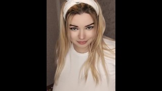 Jolie fille montre ses gros seins