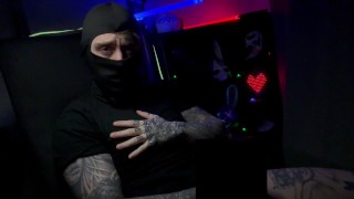 Mascarado tatuado homem acaricia pau duro censor provocando kink personalizado vídeo visualização omen Bunny OnlyFans