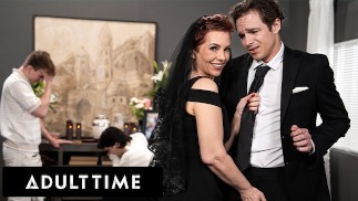 ADULT TIME-角質の入れ墨されたGILF Ruby Lynneは彼女の夫の葬式の間に大きなペニススタッドをクソキャッチしました!