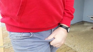 Мужское отчаяние и публичный писсинг! Жду свой поезд, и мне так сильно нужно пописать!