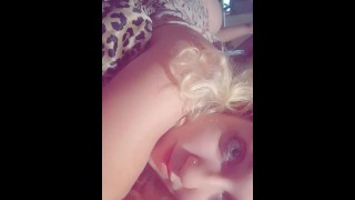 饥渴的小猫咪用她的呻吟声叫醒你
